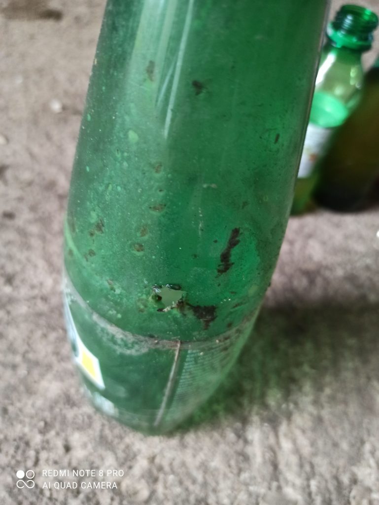 Photo de la bouteille avec les trous